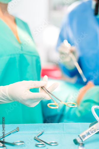 Photo: Chirurgen operieren in OP-Saal an Patienten Chirurgen operieren in OP-Saal an Patienten