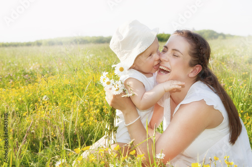 Photo: mama und kind im feld mama und kind im feld