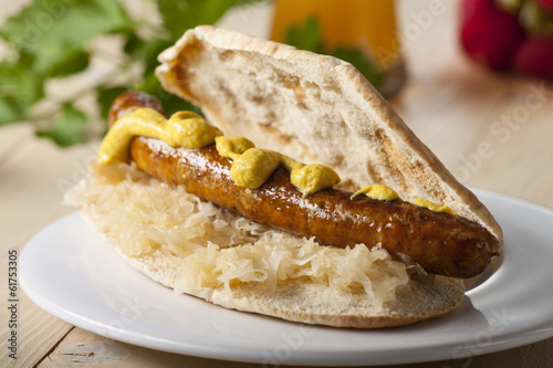 Photo: Bayerische Sandwich mit Sauerkraut und Bratwurst Bayerische Sandwich mit Sauerkraut und Bratwurst