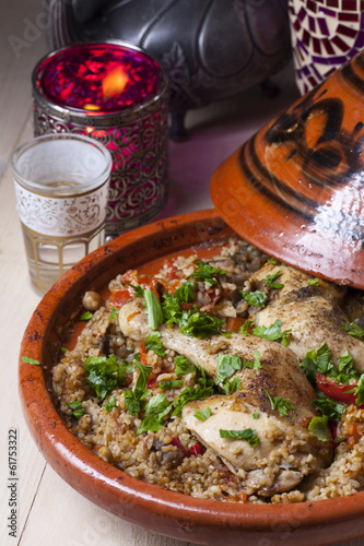 Photo: gekochtes Huhn in einer Tajine gekochtes Huhn in einer Tajine