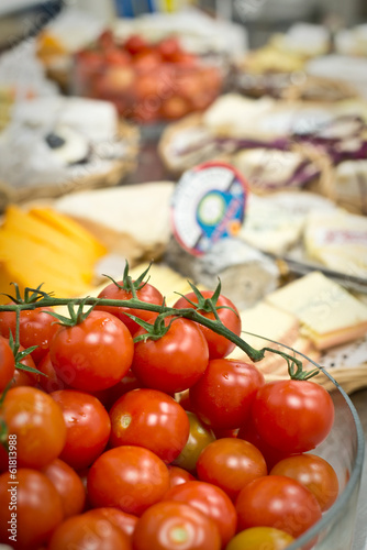 Photo: Buffet avec tomates cerises et fromage Buffet avec tomates cerises et fromage