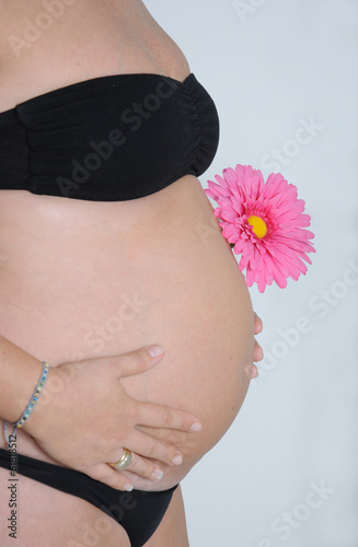 Photo: Primer plano de barriga de embarazada bonita Primer plano de barriga de embarazada bonita