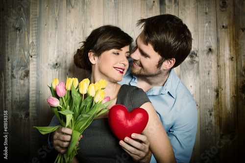 Photo: Mann und Frau mit Herz und Blumen Mann und Frau mit Herz und Blumen