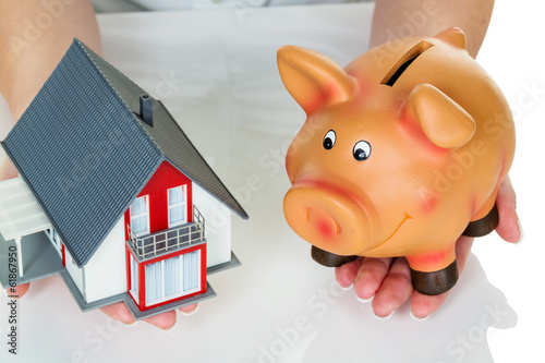 Photo: Frau mit Haus und Sparschwein Frau mit Haus und Sparschwein