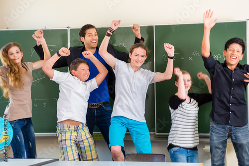 Photo: Lehrer motiviert Schüler einer Klasse in der Schule Lehrer motiviert Schüler einer Klasse in der Schule