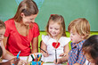 Kinder malen mit Erzieher im Kindergarten Kinder malen mit Erzieher im Kindergarten