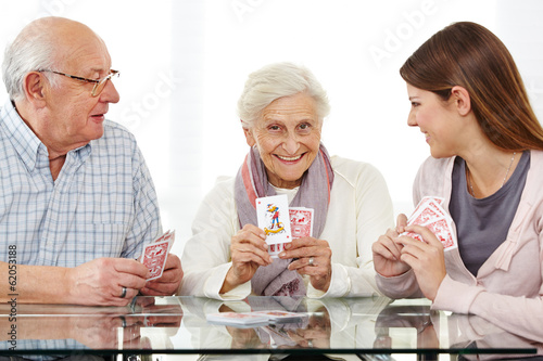 Photo: Senioren spielen Karten mit Sozialarbeiter Senioren spielen Karten mit Sozialarbeiter