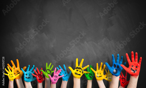 Fototapeta angemalte Kinderhände vor Kreidetafel