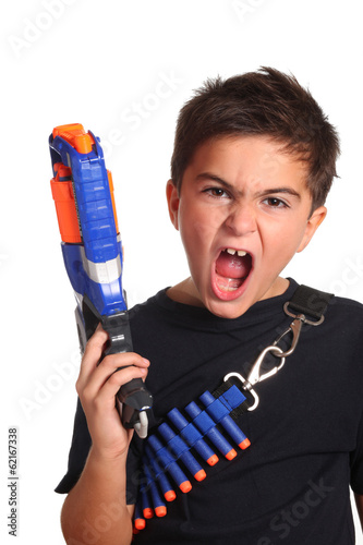 Photo: bambino con fucile giocattolo bambino con fucile giocattolo