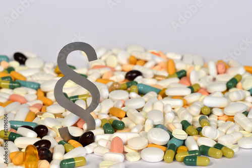 Photo: Arzneimittelrecht, Paragraph, Medikamente, Tabletten, Haftung Arzneimittelrecht, Paragraph, Medikamente, Tabletten, Haftung