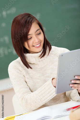 Photo: schülerin benutzt tablet-pc im unterricht schülerin benutzt tablet-pc im unterricht
