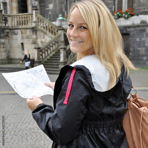 Photo: Tourist mit Stadtplan Tourist mit Stadtplan