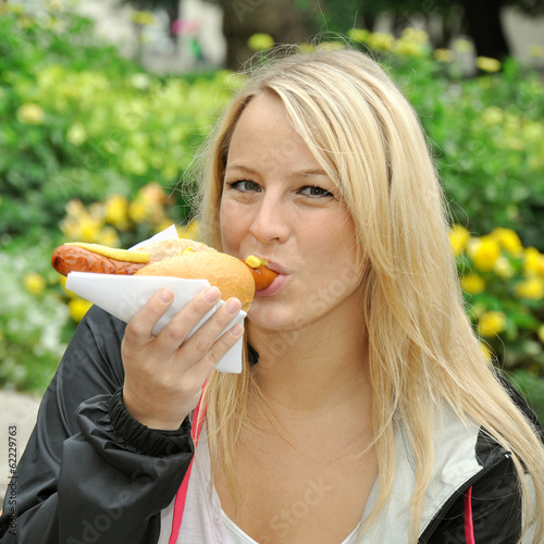 Photo: Twen isst Bratwurst im Brötchen mit Senfe Twen isst Bratwurst im Brötchen mit Senfe