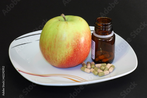 Photo: piatto di farmaci e frutta piatto di farmaci e frutta