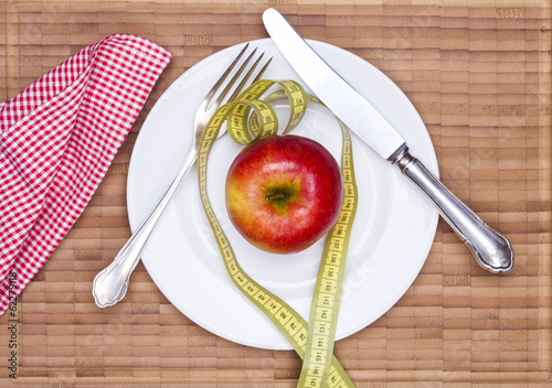 Photo: Gedeckter Tisch und Apfel Gedeckter Tisch und Apfel