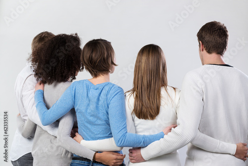 Photo: fünf junge leute fünf junge leute