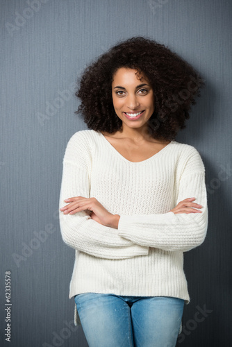 Photo: entspannte junge frau mit afro-locken entspannte junge frau mit afro-locken