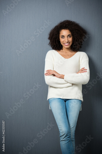 Photo: modern junge frau lehnt an grauer wand modern junge frau lehnt an grauer wand