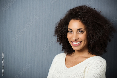 Photo: schöne junge frau mit afro-locken schöne junge frau mit afro-locken