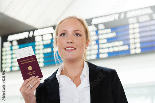 Photo: Frau mit Reisepass Frau mit Reisepass