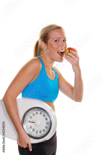 Photo: Frau mit Personenwaage und Apfel Frau mit Personenwaage und Apfel