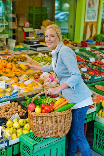 Photo: Frau am Obstmarkt mit Einkaufskorb Frau am Obstmarkt mit Einkaufskorb