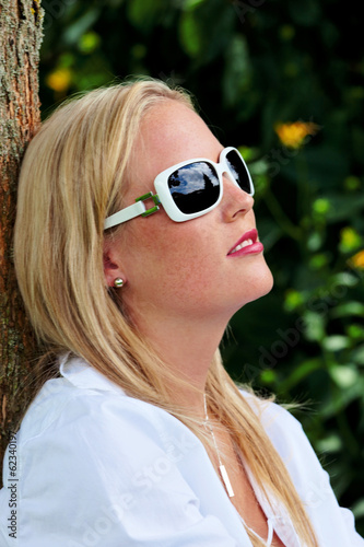 Photo: Portrait einer Frau mit Sonnenbrille Portrait einer Frau mit Sonnenbrille