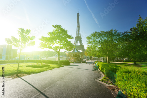 Photo: sunny morning and Eiffel Tower, Paris, France sunny morning and Eiffel Tower, Paris, France