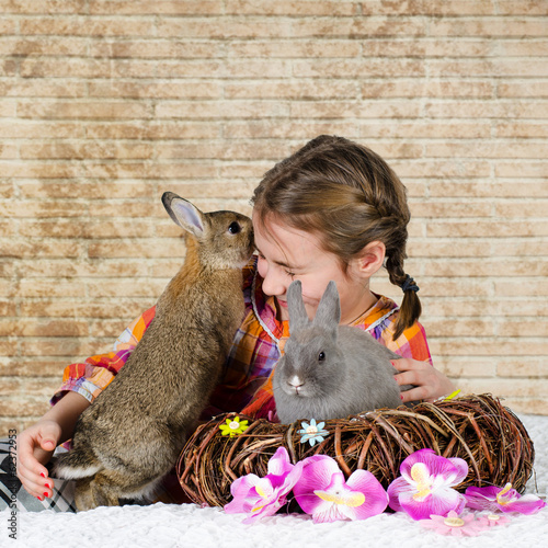 Photo: Mädchen mit Häschen Mädchen mit Häschen