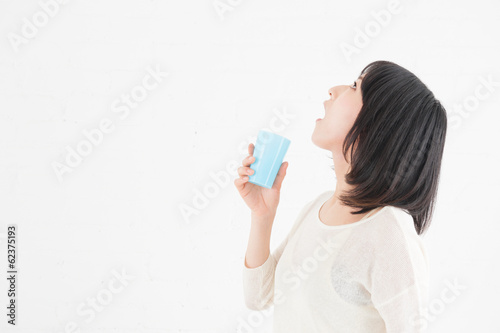 Photo: うがいをする女性 うがいをする女性