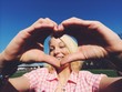 Mädchen formt Herz mit Fingern Mädchen formt Herz mit Fingern