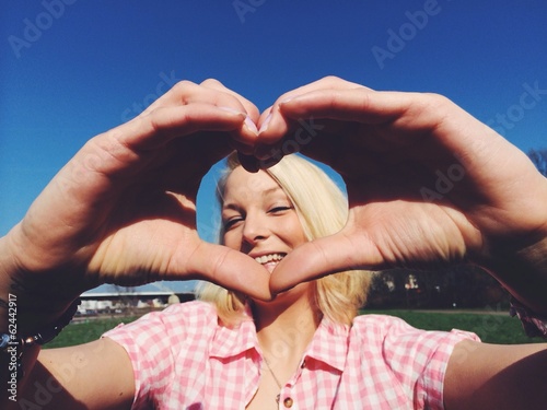 Instant Collection: Mädchen formt Herz mit Fingern Mädchen formt Herz mit Fingern