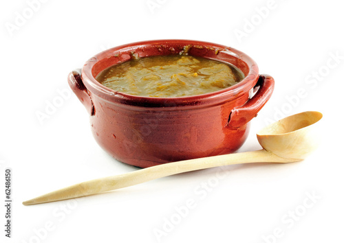 Photo: Ciotola di minestrone e cucchiaio di legno Ciotola di minestrone e cucchiaio di legno