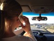 Telefonierende Frau im Auto Telefonierende Frau im Auto