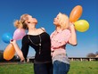 Freundinnen mit Luftballons Freundinnen mit Luftballons