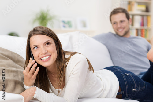 Photo: entspannte frau telefoniert auf dem sofa entspannte frau telefoniert auf dem sofa