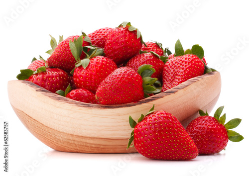Photo: Strawberries in wooden bowl cutout Strawberries in wooden bowl cutout