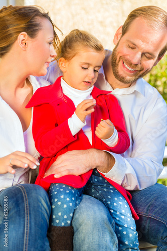 Photo: Familie auf Garten Bank Familie auf Garten Bank