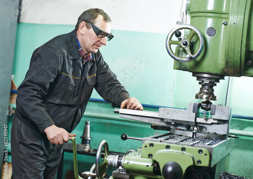 Photo: milling machine operator milling machine operator