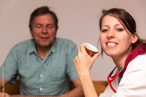 Photo: Pflegerin macht Hausbesuch bei Patient Pflegerin macht Hausbesuch bei Patient