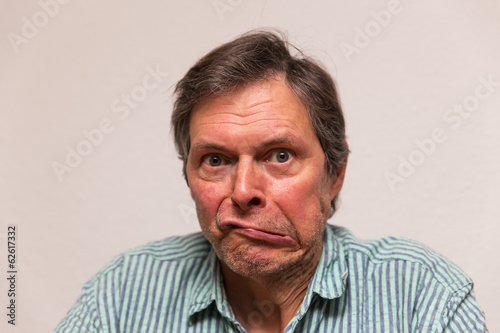 Photo: Senior macht eine Grimasse Senior macht eine Grimasse