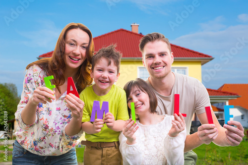 Photo: Familie vorm eigenheim Familie vorm eigenheim