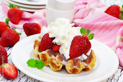 Photo: Waffel mit Sahne und Erdbeeren Waffel mit Sahne und Erdbeeren