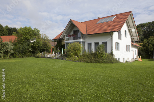 Photo: Deutschland, München, Blick auf Haus mit Garten Deutschland, München, Blick auf Haus mit Garten