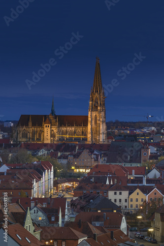 Photo: Deutschland, Bayern, Regensburg, Ansicht der Regensburger Dom bei Nacht Deutschland, Bayern, Regensburg, Ansicht der Regensburger Dom bei Nacht