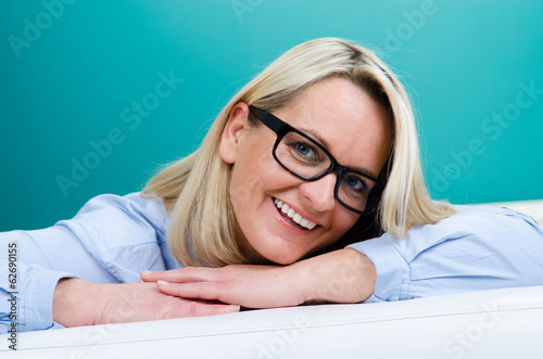 Photo: reife frau mit brille reife frau mit brille