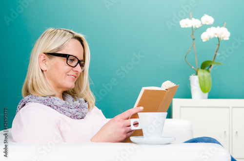 Photo: frau schmökert in einem buch frau schmökert in einem buch