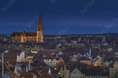 Photo: Deutschland, Bayern, Regensburg, Ansicht der Regensburger Dom bei Nacht Deutschland, Bayern, Regensburg, Ansicht der Regensburger Dom bei Nacht