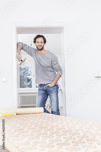 Photo: Mann, stehend an Tür Mann, stehend an Tür