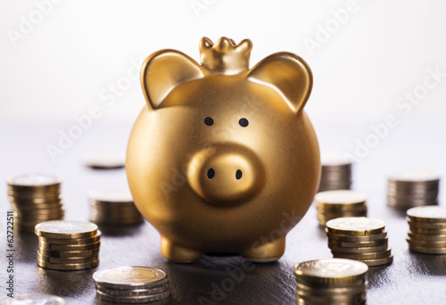 Photo: Goldenes Sparschwein und Münzen Goldenes Sparschwein und Münzen